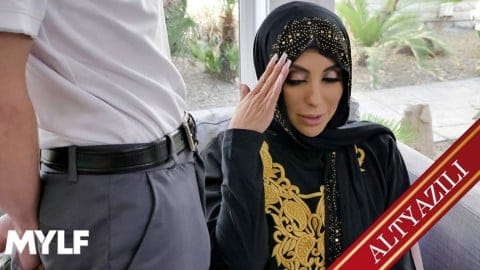 Annemi mastürbasyon yaparken gördüm Arkasına geçip gizlice asıldım