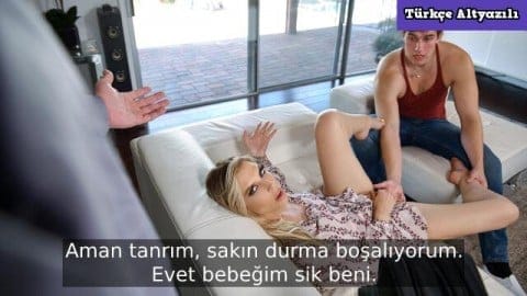 Adam sekreteri izleyip azıyor