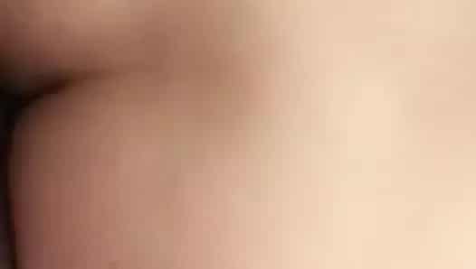 Türkyaşlı adam eve gelen hizmetçiyi sikiyor